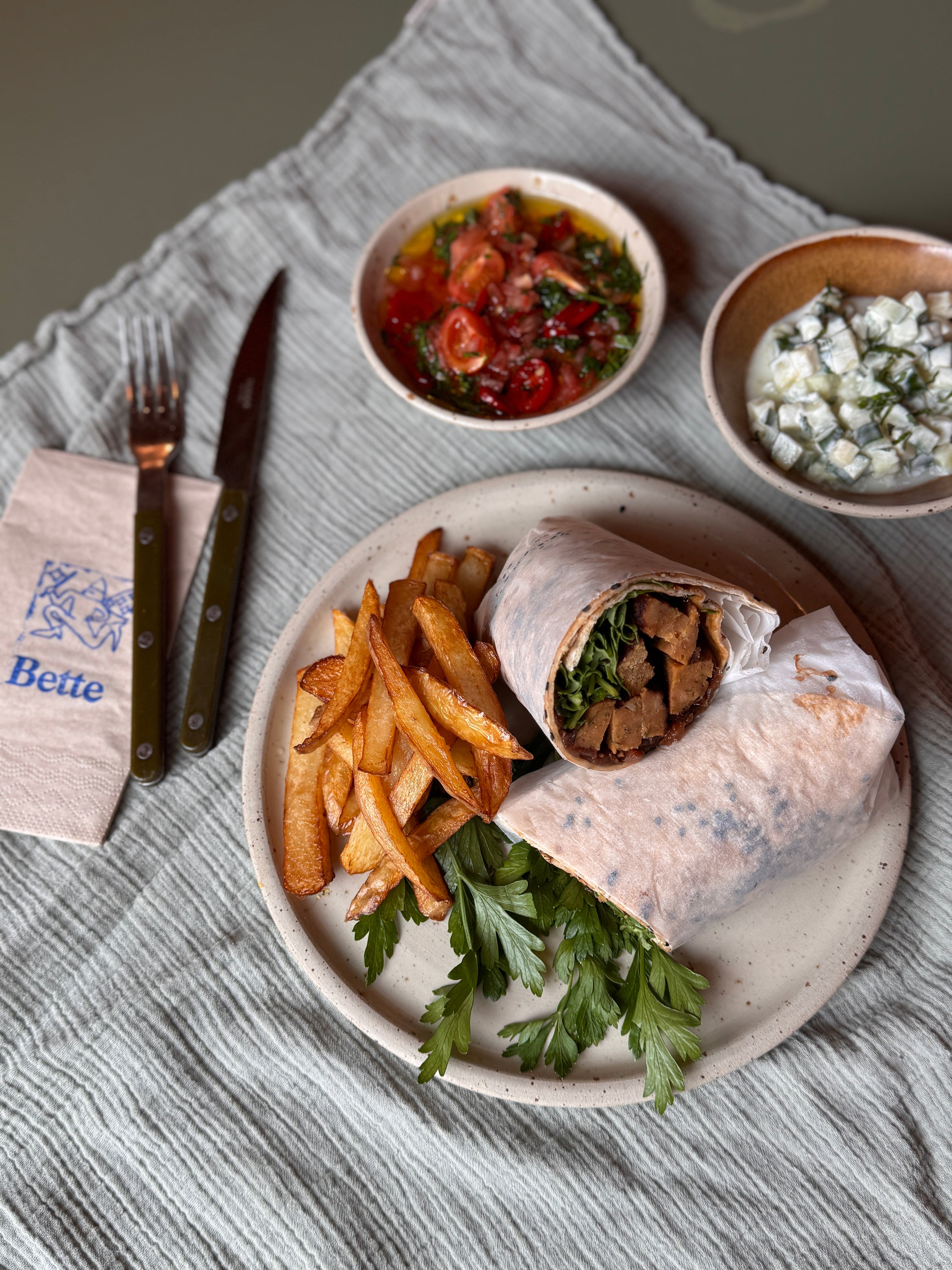 Bettes Aftensmad: Vegetarian kebab with fries, charred tomatoes salsa and yogurt cucumbers