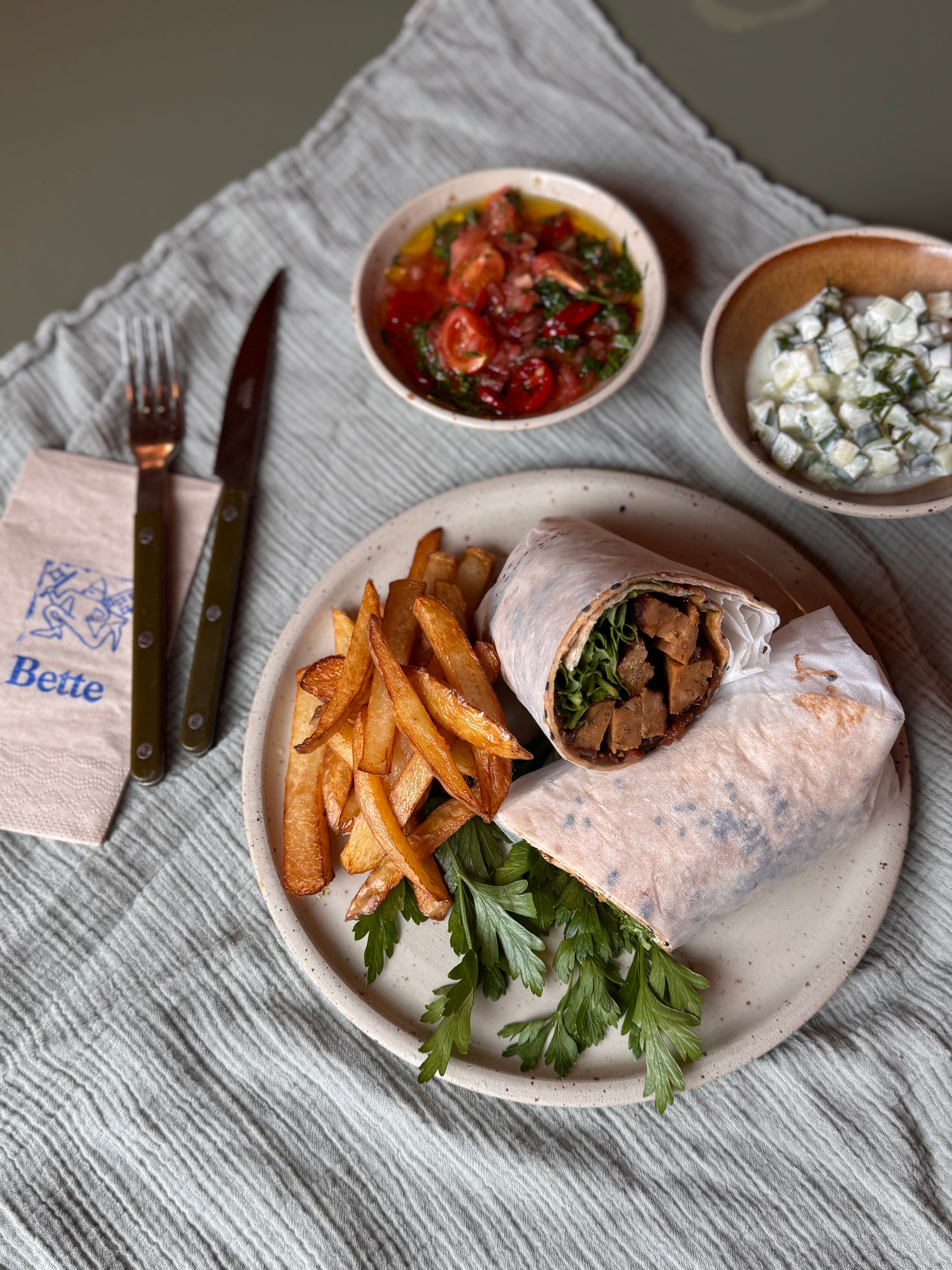 Bettes Aftensmad: Vegetarian kebab with fries, charred tomatoes salsa and yogurt cucumbers