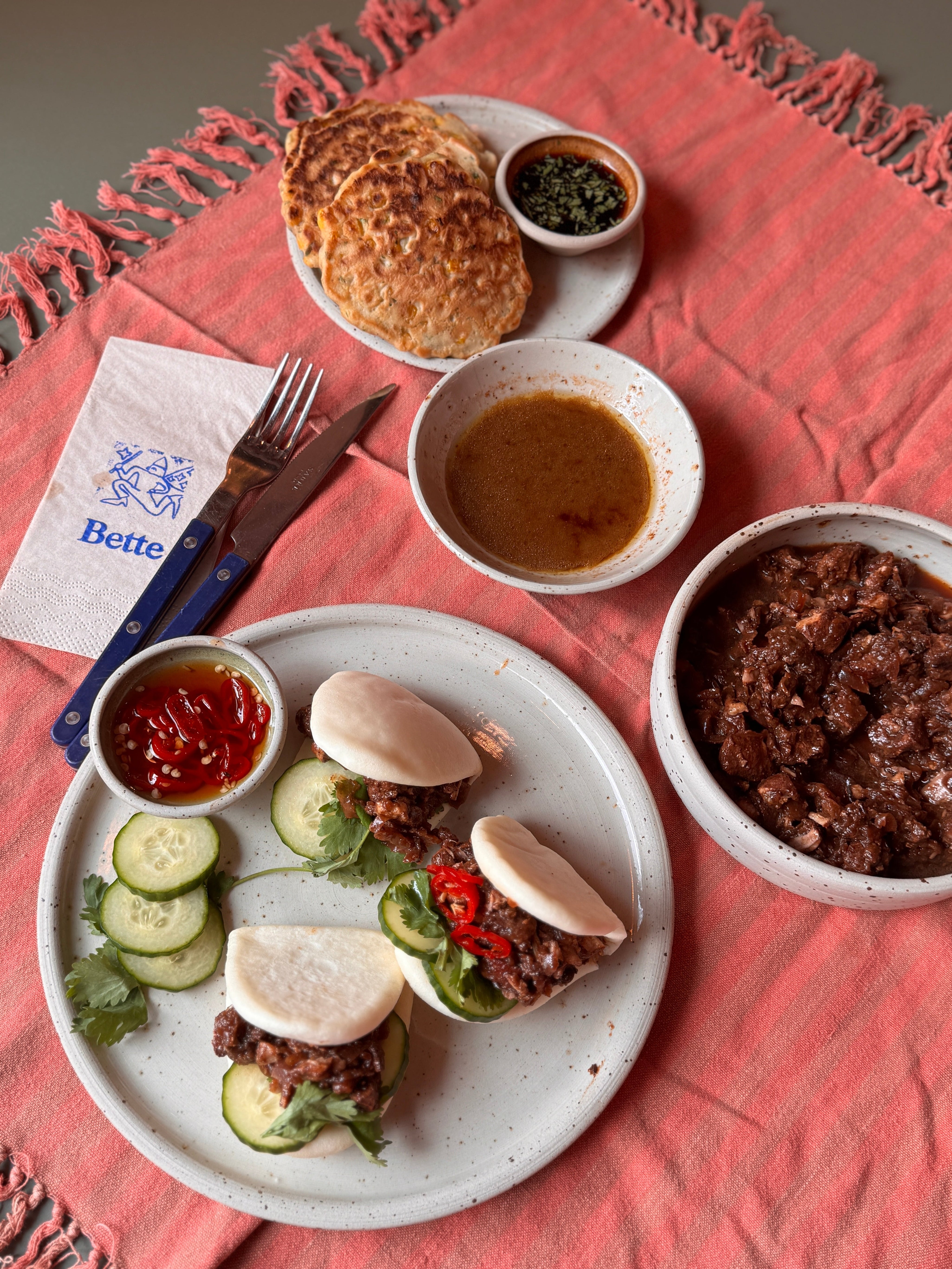 Bettes Aftensmad: Birria pork baos with coconut and mint corn fritters
