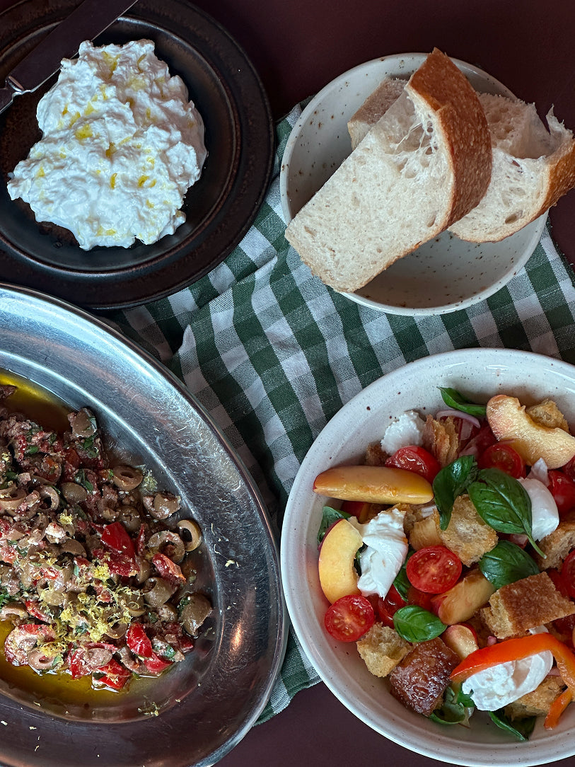 Bettes Aftensmad: Panzanella salad with sesame olives dip, burrata and sourdough bread