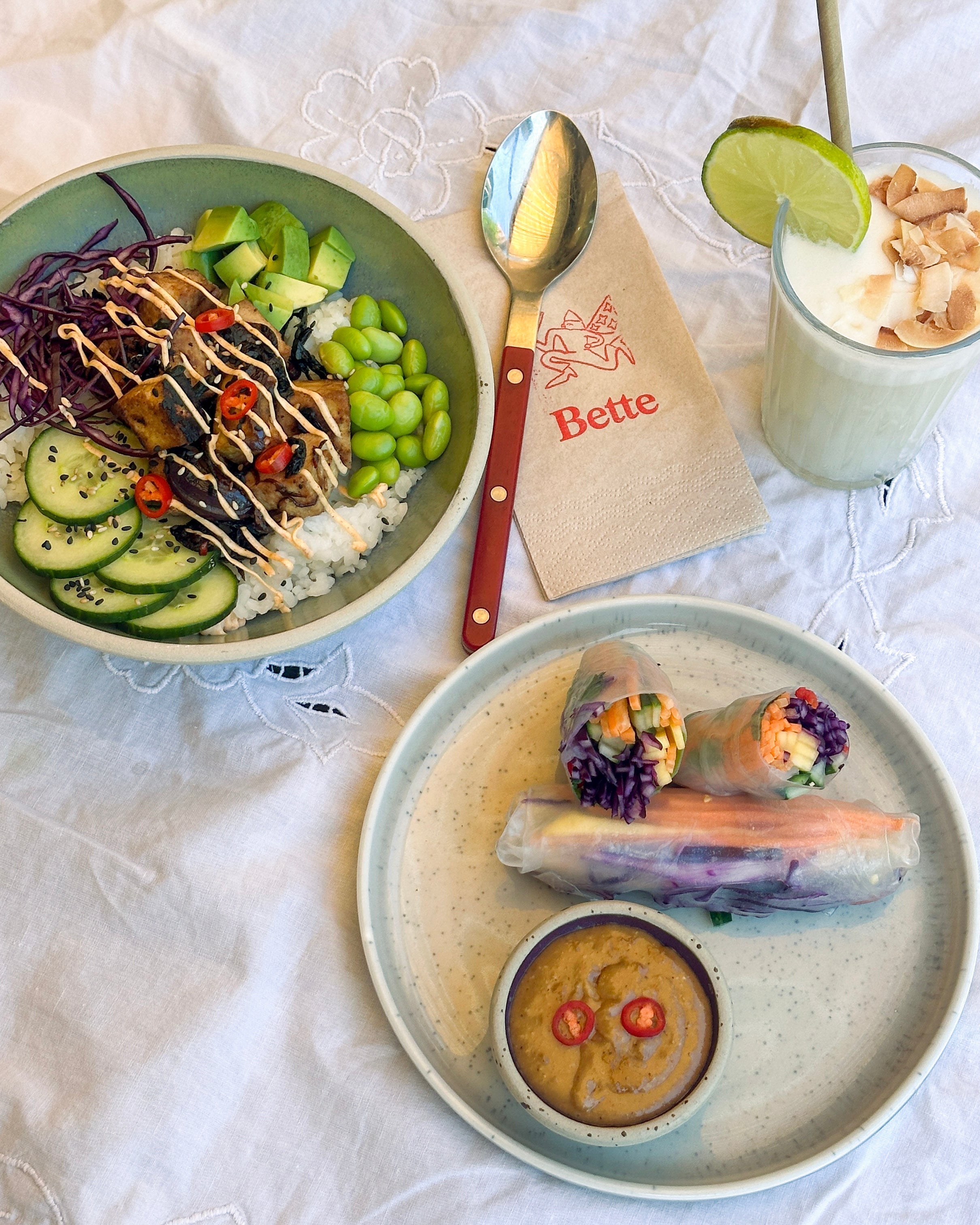 Bettes Aftensmad: Hawaiian Poke Bowl & Mango Veggie Spring Rolls with Cashew Butter Sauce